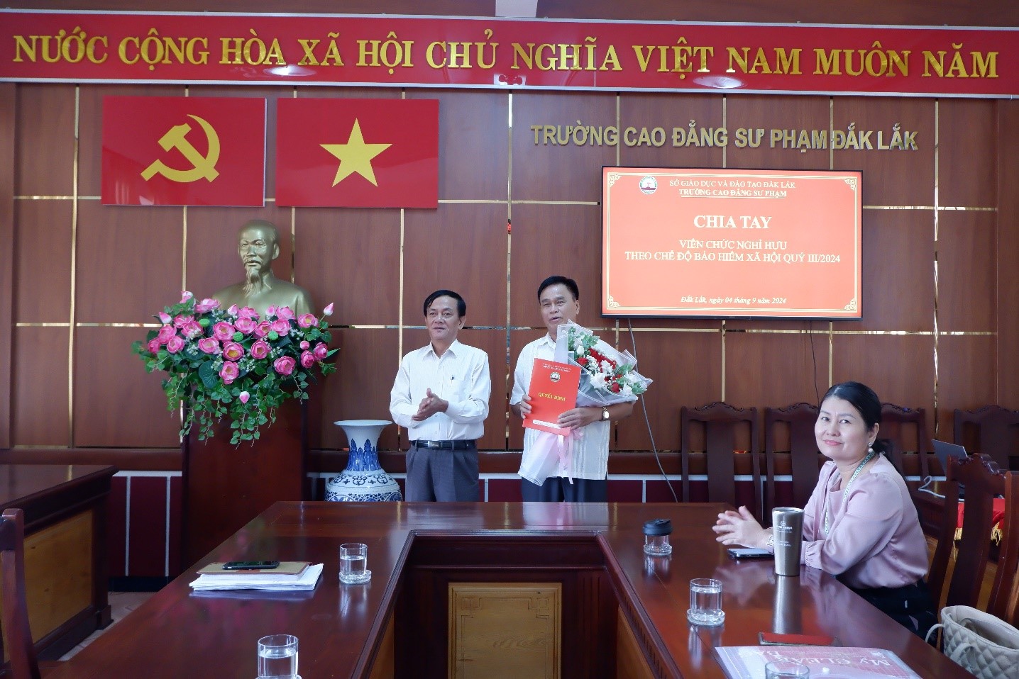 Buổi gặp mặt, chia tay viên chức về nghỉ hưu theo chế độ